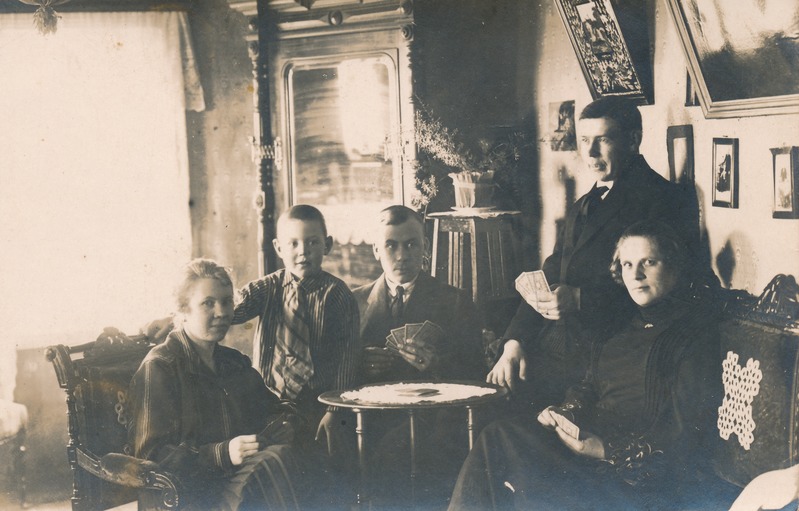 Kontori- ja kohtuametniku August-Eduard Kirsch (vasakult teine) abikaasa Pelageja ja tema vend Romani perega kaarte mängimas Kirchide kodus Rakveres Tõusu 14. 1920. aastad. SA Virumaa Muuseumid, 	RM F 1249:3