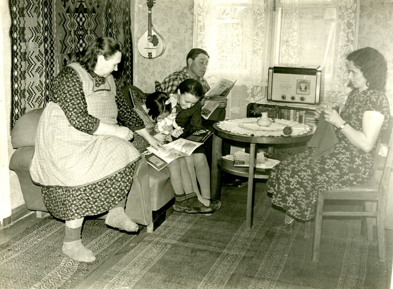 Saemotorist Eduard Noorlinnu perekond oma korteris 1961. aastal Tudul. SA Virumaa Muuseumid, 	RM F 333:6