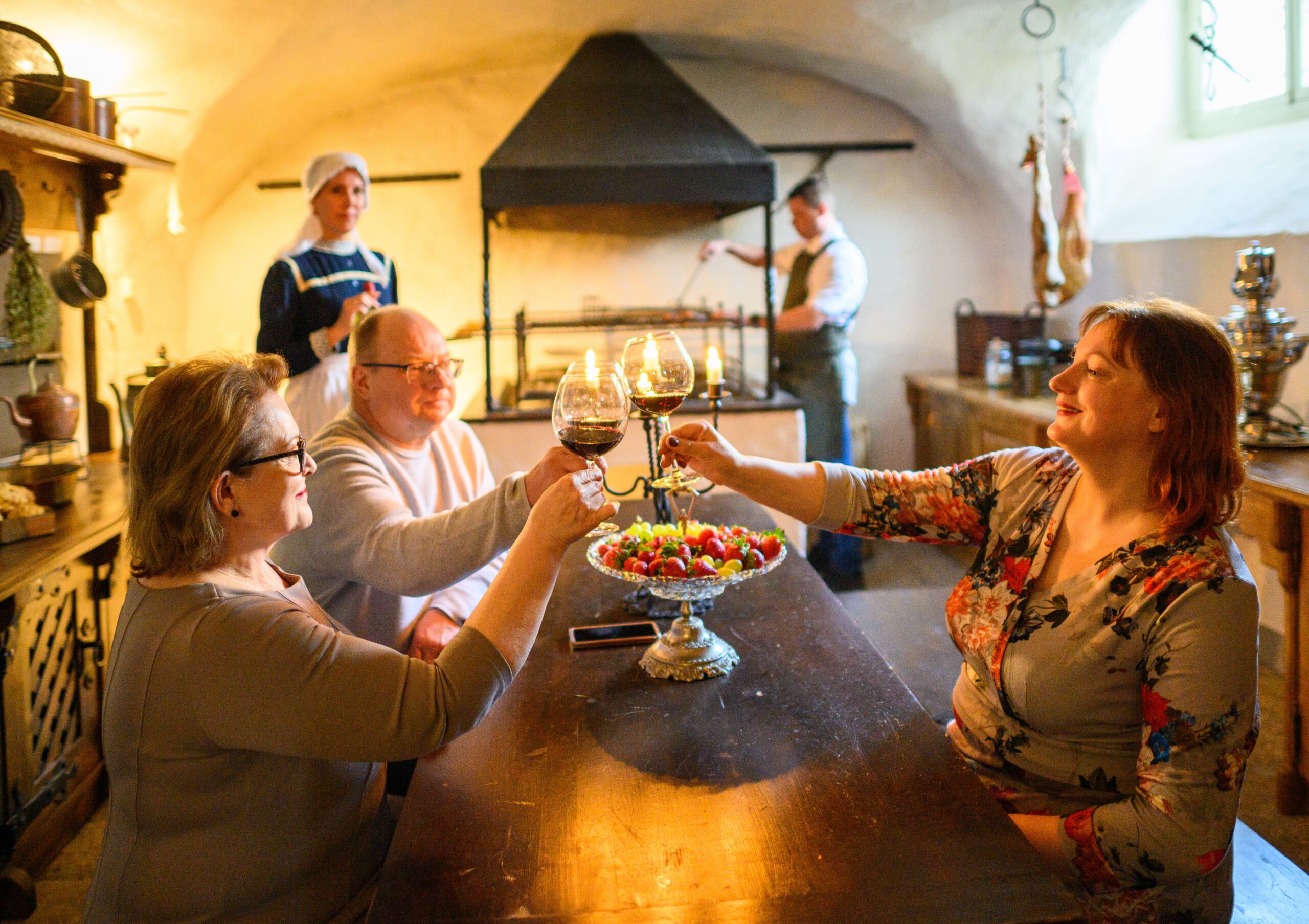 Õhtusöök sõpradega Palmse mõisa veinikeldris, fotograaf Sven Zacek.