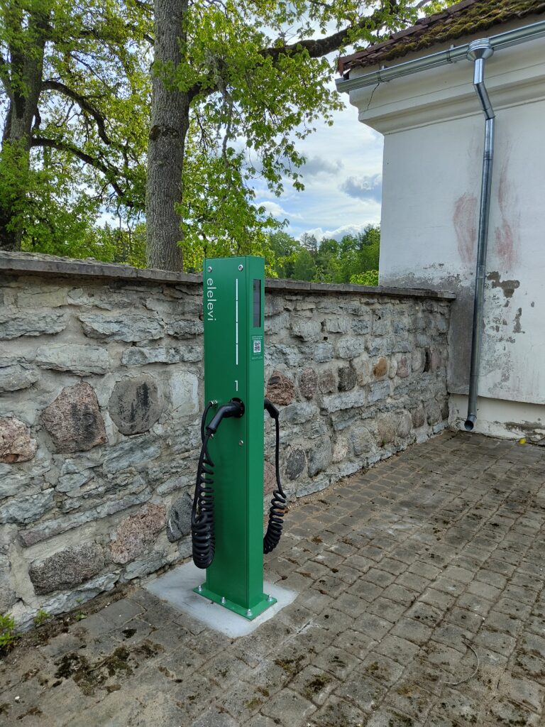 Elelevi elektriauto laadija Palmse mõisas